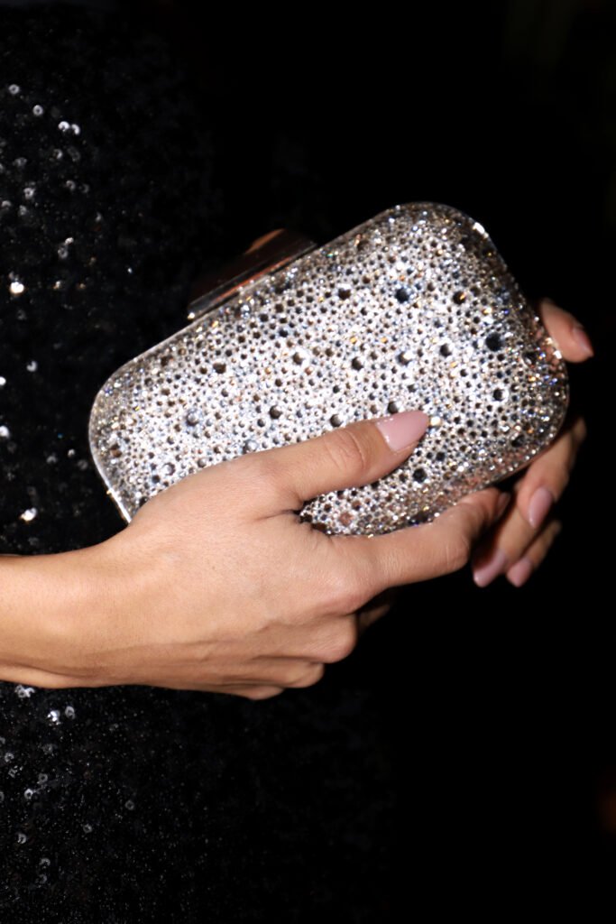 Una mujer sosteniendo un monedero elegante