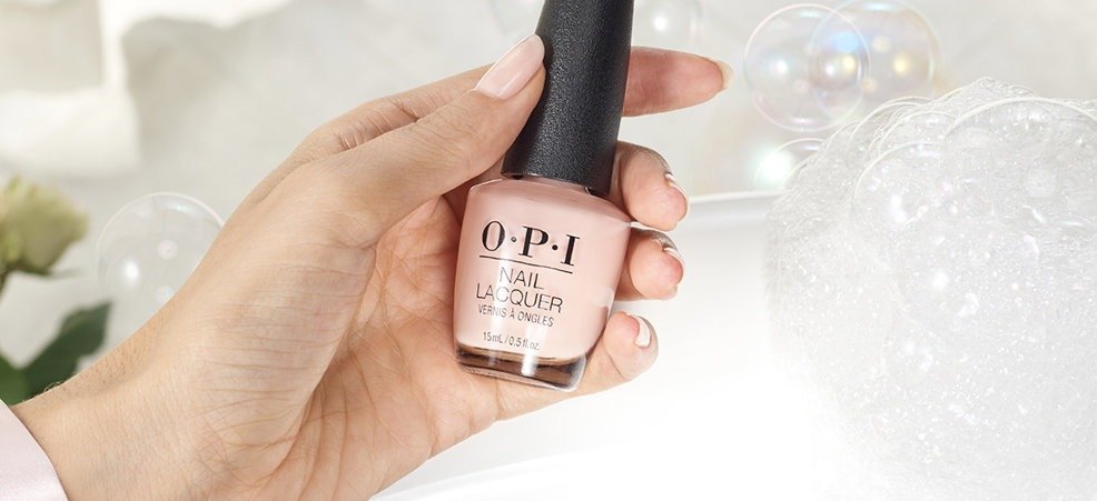 Una persona sosteniendo un frasco de pintura de uña de la firma OPI