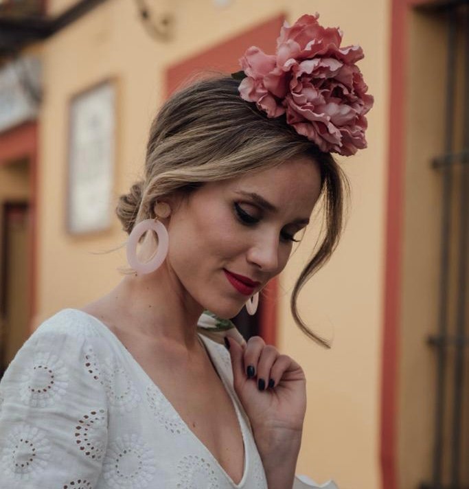 Una mujer paseando mientras lleva puesto un accesorio en la cabeza