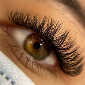 El ojo de una persona con pestañas elegantes luego de recibir un tratamiento de estética