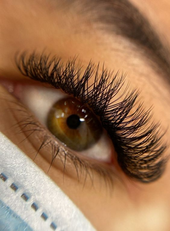 El ojo de una persona con pestañas elegantes luego de recibir un tratamiento de estética