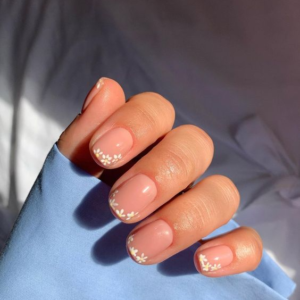 Una mujer muestra sus uñas ya pintadas luego de un tratamiento de manicura