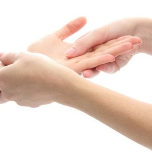 Una persona recibiendo un tratamiento de masaje de manos