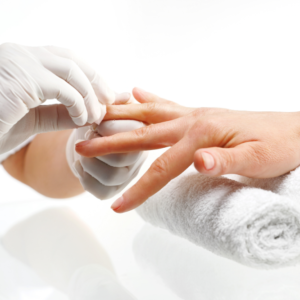 Una persona recibiendo un tratamiento de manicura