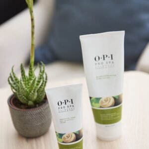 En una mesa hay dos cremas de manos de la firma OPI