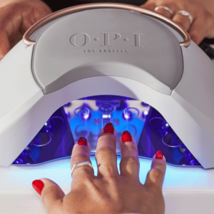 Una mujer recibiendo el servicio de esmaltado semipermanente