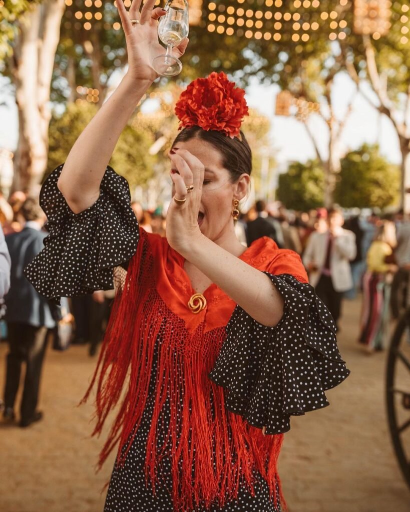 Una mujer vestida elegante bailando en una feria