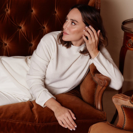 Una señora arecostada en un sofa