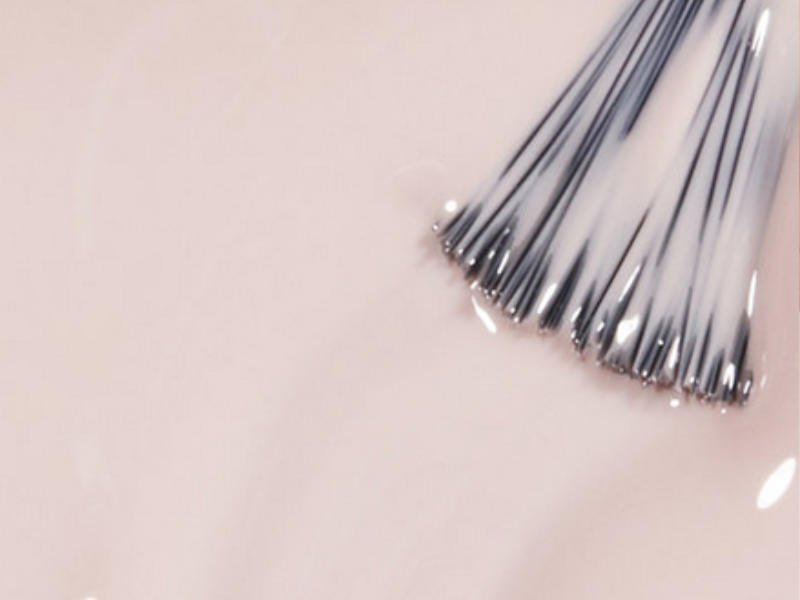 Imagen de un pincel para pintura de uñas usándose