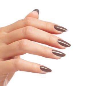 La mano derecha de una señora luciendo sus uñas luego de un tratamiento de manicura semipermanente