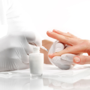 Un especialista tratandole las uñas a una persona