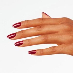 Una mujer exponiendo sus uñas ya pintadas