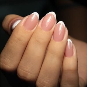 En la imagen la mano derecha de una señora medio cerrada para mostrar las uñas luego de un tratamiento de manicura