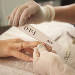 Un especialista limandole las uñas a una persona