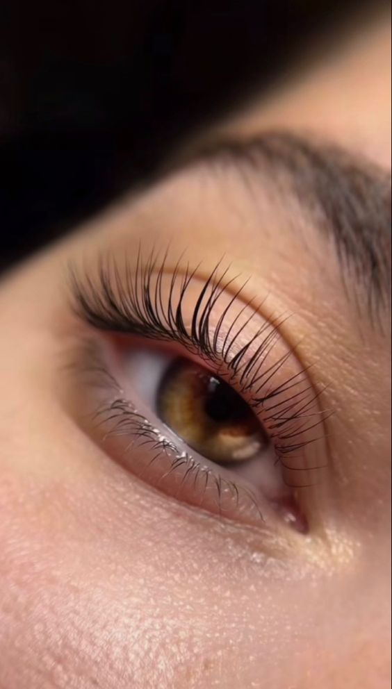 Una persona muestra su ojo derecho luego de un tratamiento de cejas