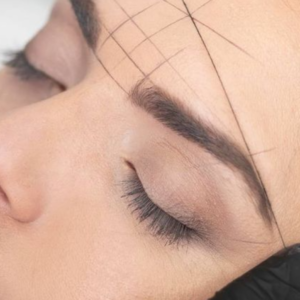 Una mujer haciéndose un tratamiento de cejas