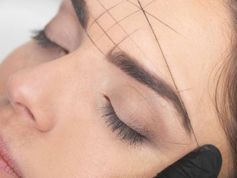 Una mujer haciéndose un tratamiento de cejas