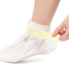 Una persona envolviendo su pie en un calcetin especializado para la pedicura