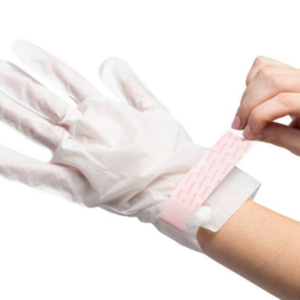 Una persona poniéndose unos guantes de manicura