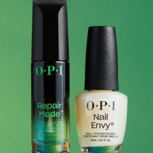 Dos productos de la firma OPI parados sobre una mesa