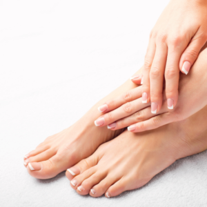 Una persona sentada en el suelo sujetandose los pies