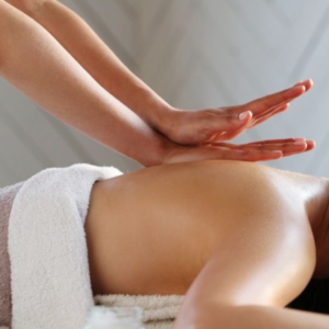 Un especialista masajeando la espalda a un paciente